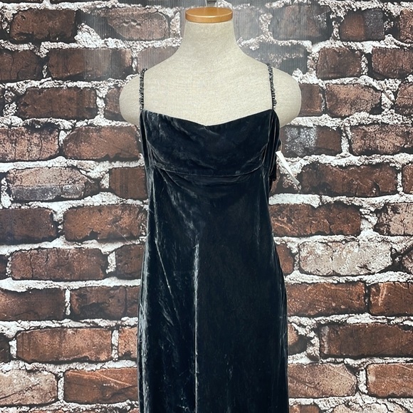 TAHARI Formal Dress NWT Dark Crushed Gray Velvet Evening Gown Rhinestone Size 14 - Picture 5 of 15